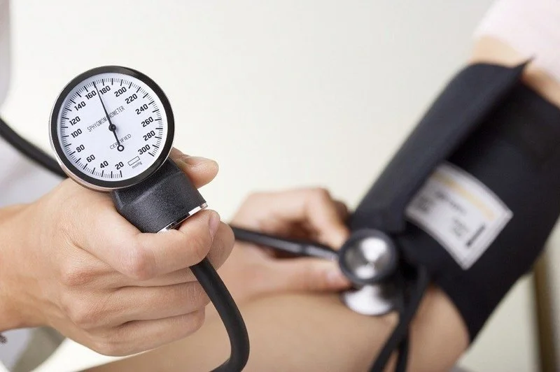 Huyết áp 200 có nguy hiểm không? Dấu hiệu nhận biết và điều trị